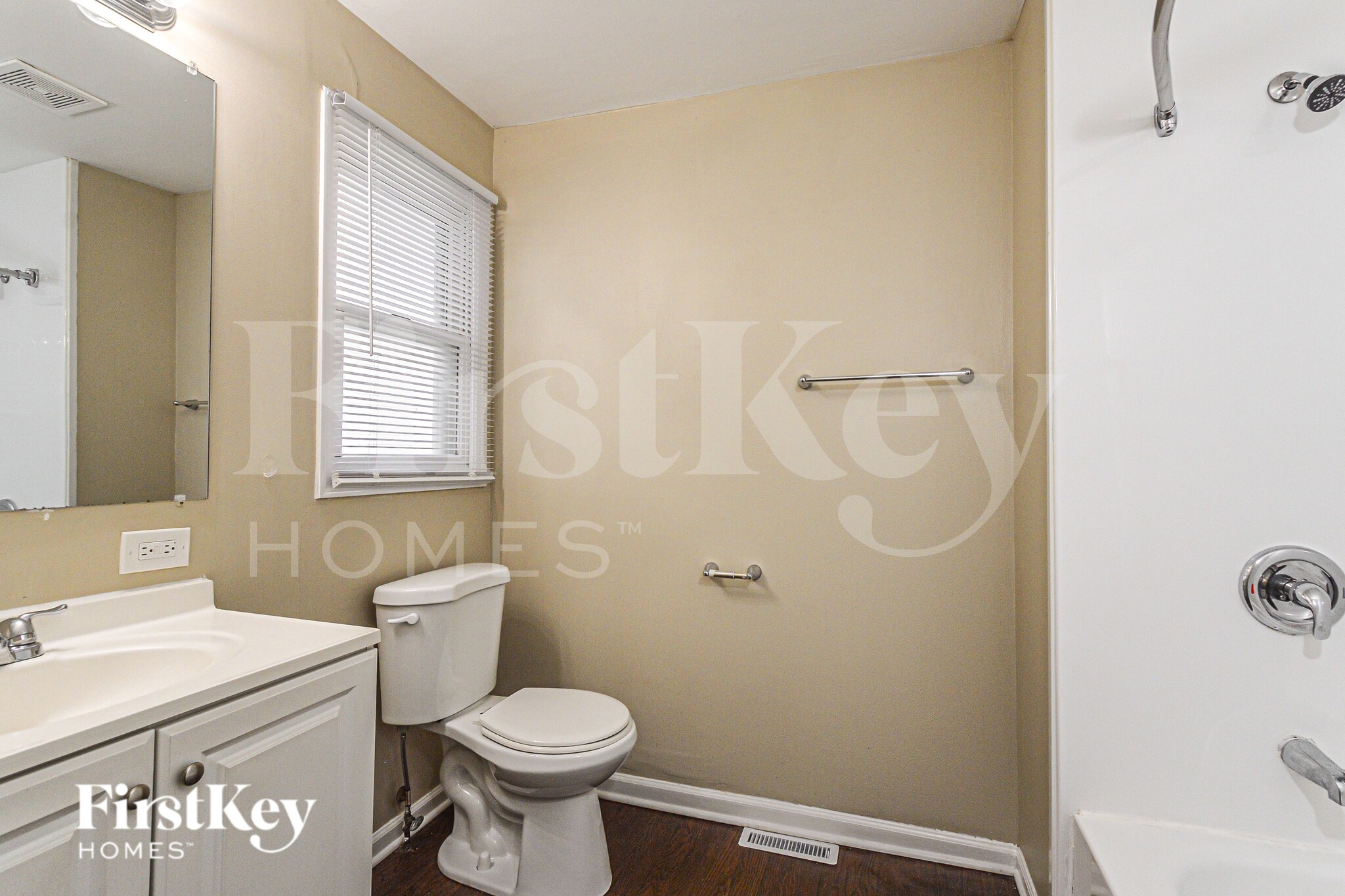 Building Photo - 611 W Oakwood Dr