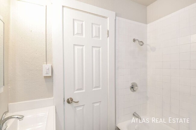 Building Photo - 970 N Pearl St