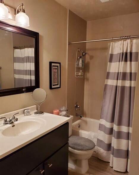 Building Photo - 1905 Thurston Ave