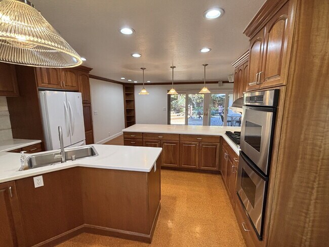 Building Photo - 485 Butterfield Pl