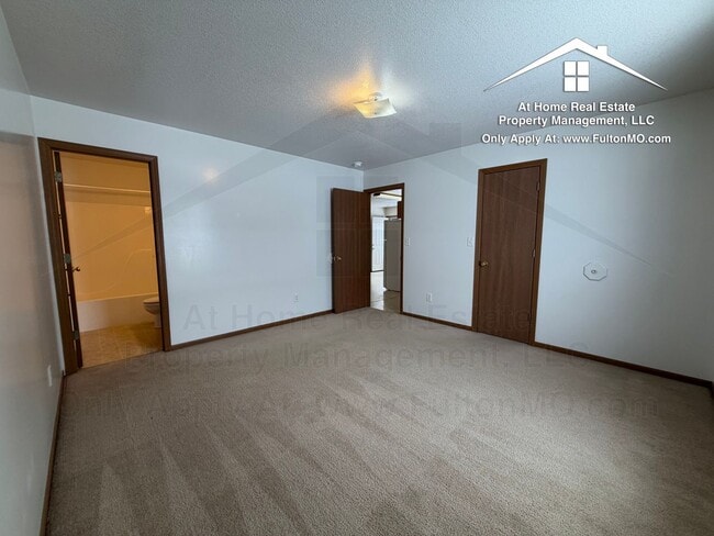 Building Photo - Gates Boulevard 2629–2631 Duplex