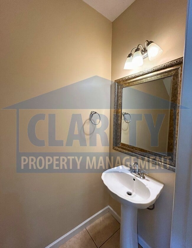 Building Photo - Two bedroom townhome in North Cleveland