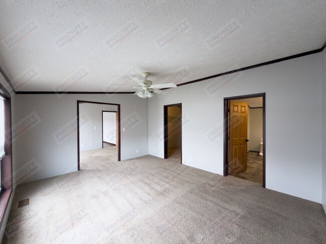 Building Photo - Spacious 4 bedroom single family home