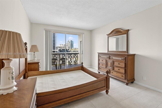 Building Photo - 1817 S Ocean Dr