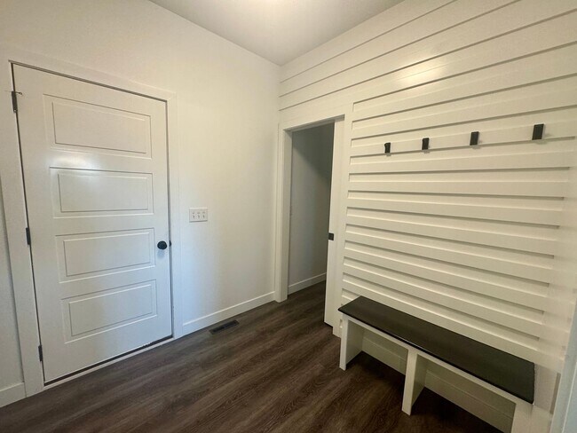 Building Photo - ** SECURITY DEPOSIT SPECIAL** 5 bedroom 3 bath in SW Lincoln