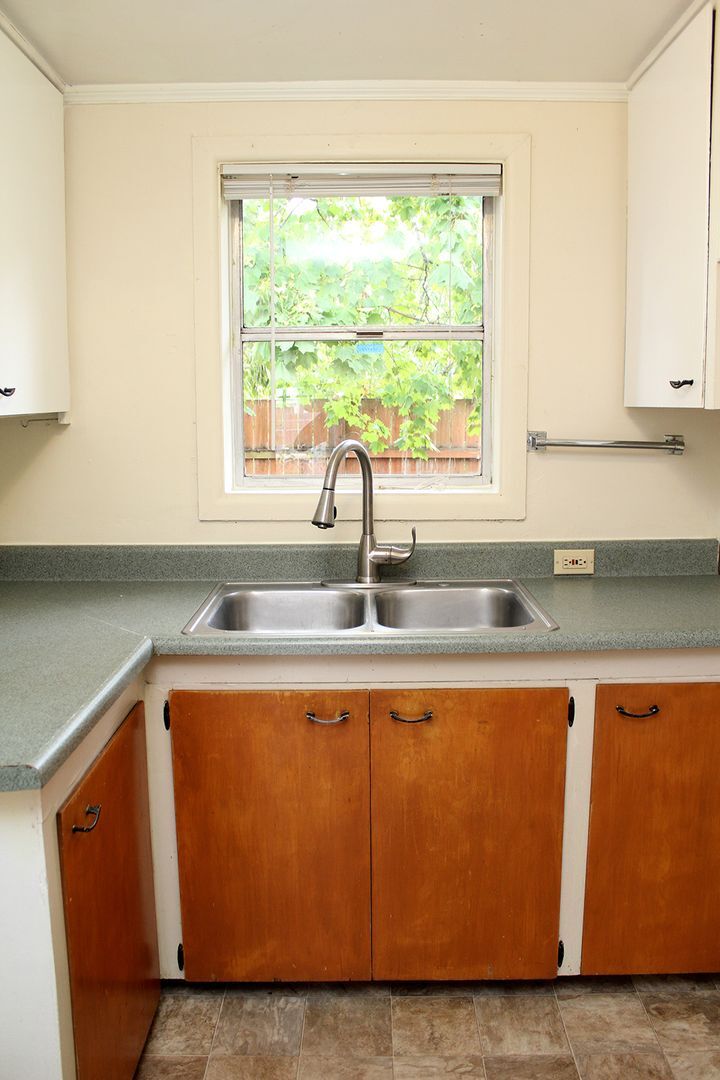 Building Photo - 10605 SE Bush St