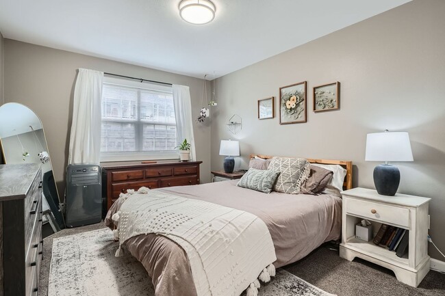 Building Photo - Modern Comfort Meets City Convenience in D...