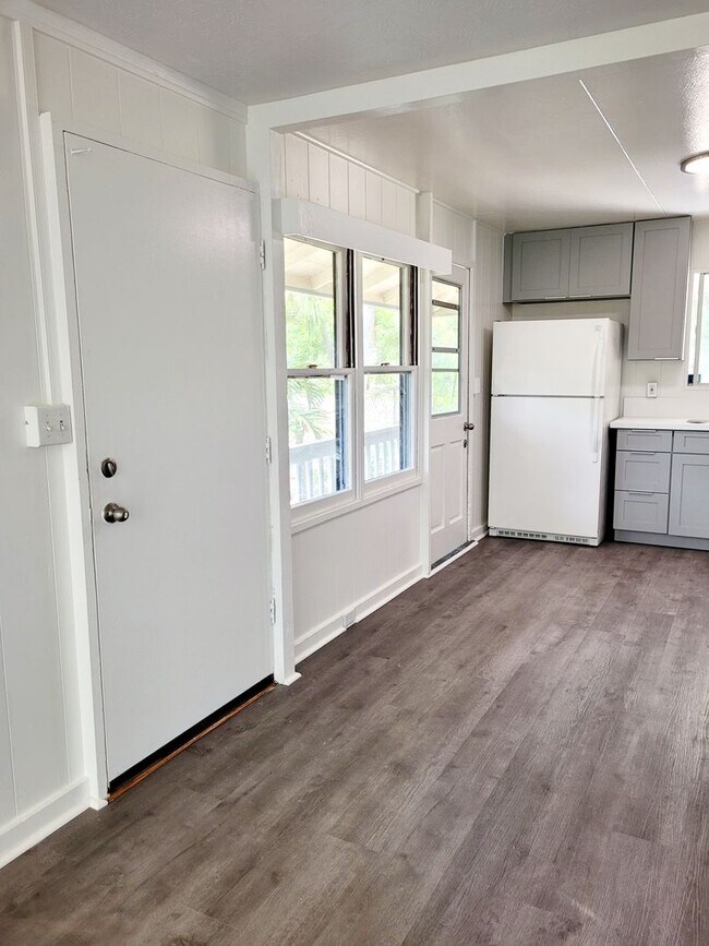 Building Photo - AVAILABLE NOW | 3 BED, 2 BATH HOME | Location: North Shore | Drive Up Parking Spaces, & Large Enc...