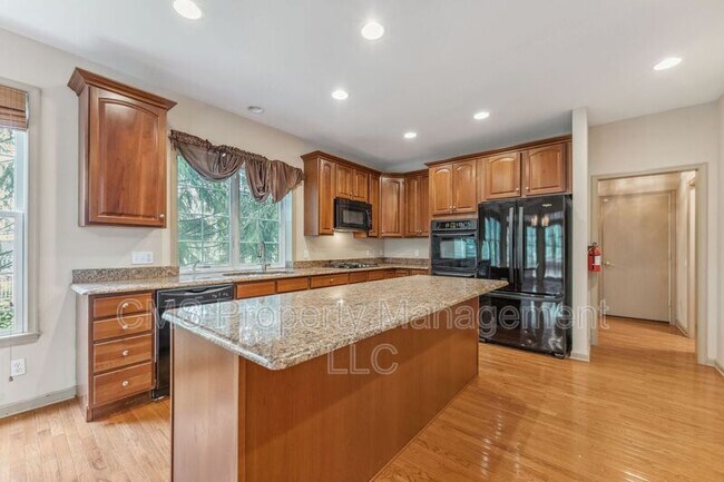 Building Photo - 44 Equestrian Way