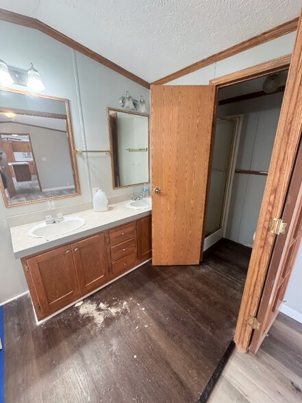 Building Photo - 27 Village Ct