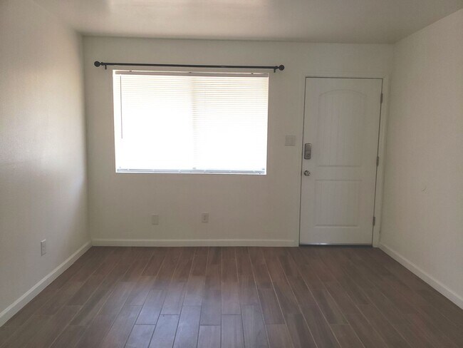 Building Photo - Maple Ave - Triplex