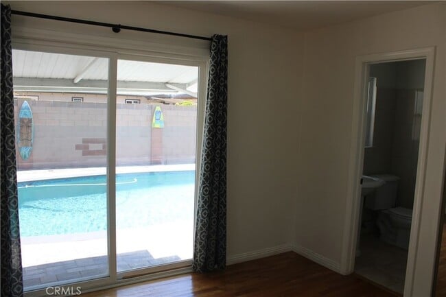 Building Photo - 5192 Robinwood Dr