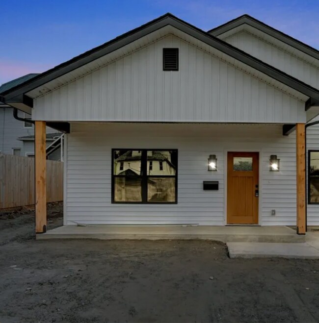Building Photo - 627 Prescott Ave