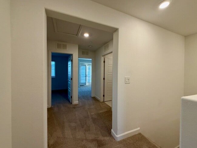Building Photo - 3 BED 2.5 BATH 2 CAR GARAGE TOWNHOUSE FOR RENT LOCATED IN CADENCE MASTER COMMUNITY