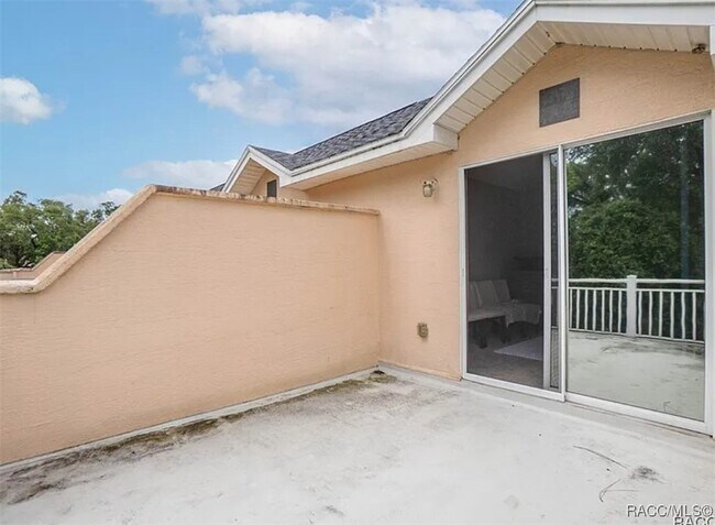 Building Photo - 835 E Rembrandt Way