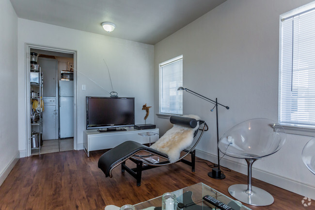 1BR, 1BA - 530 SF - Living Area - SoMa 23