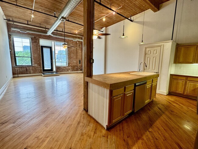 Building Photo - 3026 Commerce St