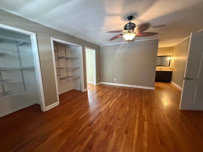 Building Photo - 905 Poinciana Dr