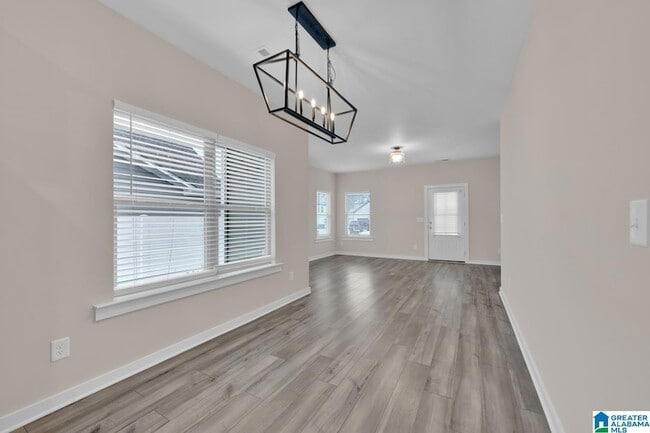 Building Photo - 170 Kings Wy