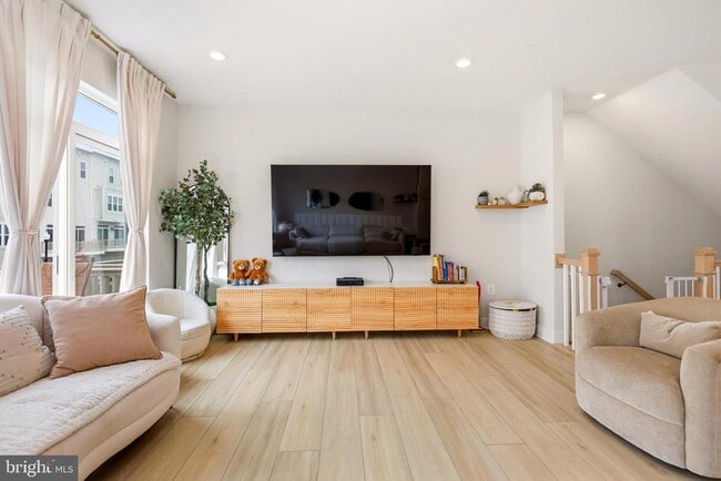 Building Photo - 22810 Tawny Pne Sq