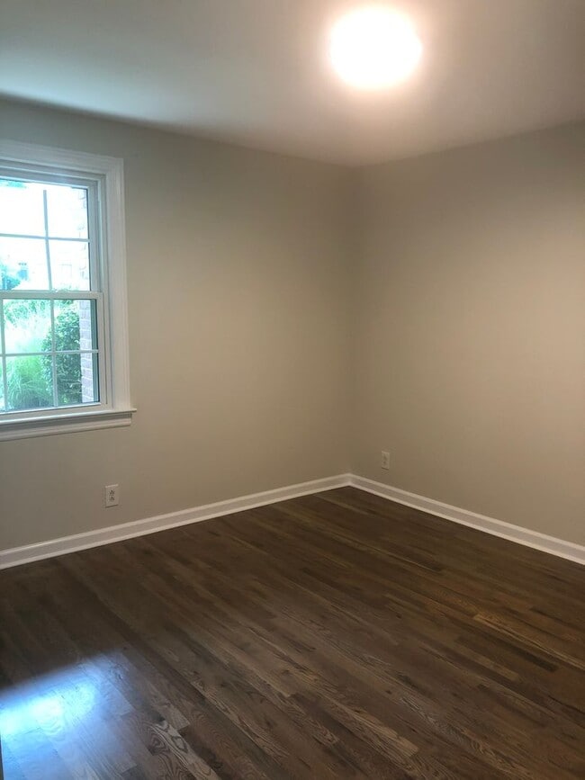 Building Photo - 2 Bed/2 Bath Condo located in Green Hills only minutes to Vandy and Easy Interstate Access, 1 Car...
