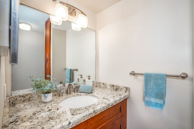 Building Photo - 1/1 Updated Furnished Condo + Private Lanai