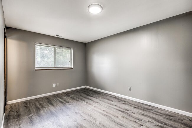 Building Photo - 18 Redwood Dr