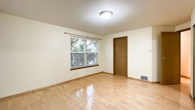 Building Photo - Light & bright Corner Condo in prime Kirkl...