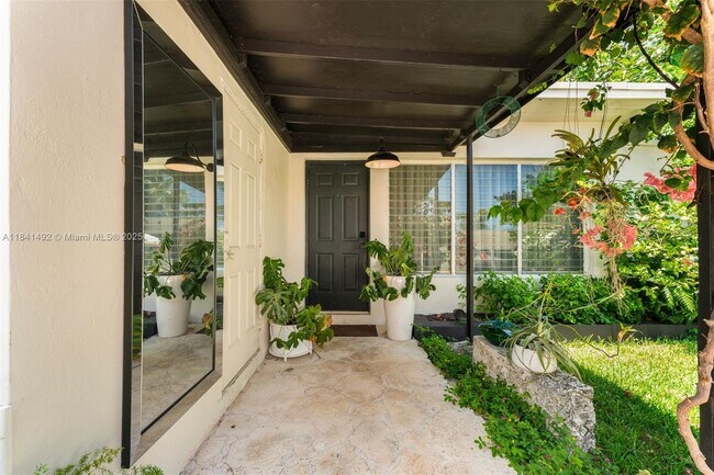 Building Photo - 1355 Biarritz Dr