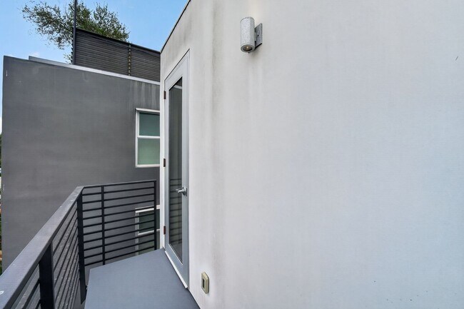 Building Photo - Discover this striking 3 bedroom apartment for rent in Venice, offering 4 bathrooms, contemporary...