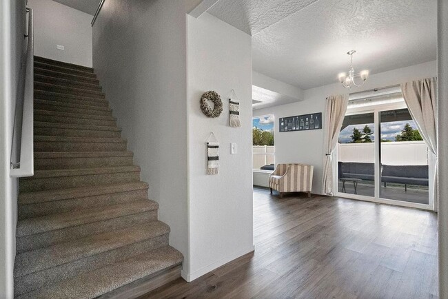 Building Photo - Immaculate Newer Construction w/ Vinyl Fen...