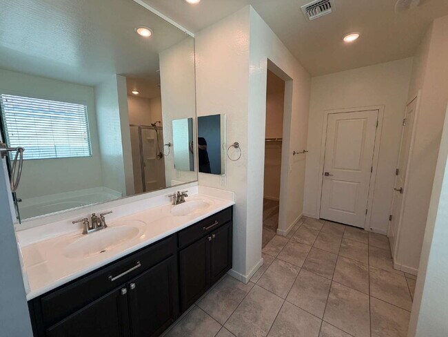 Building Photo - 7214 E Gamebird Way