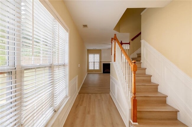 Building Photo - 2442 Fairlie Dr