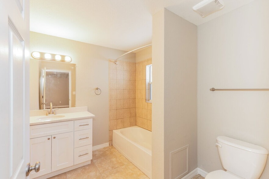 Building Photo - 674 15th Ave S