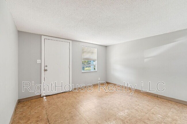 Building Photo - 2430 Tanglewood St