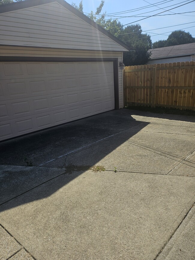 Building Photo - 8451 Southlane Dr