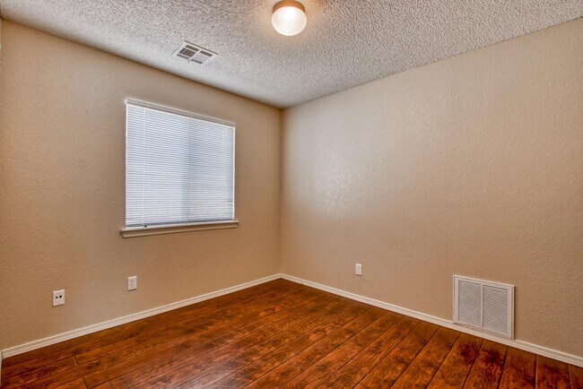 Building Photo - 1819 Shreya St