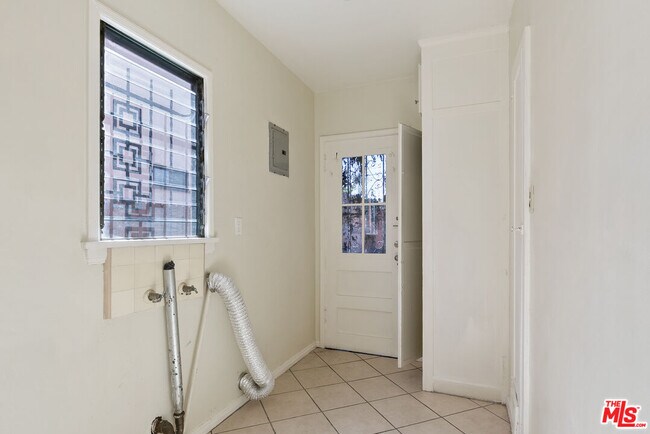 Building Photo - 1137 Meadowbrook Ave