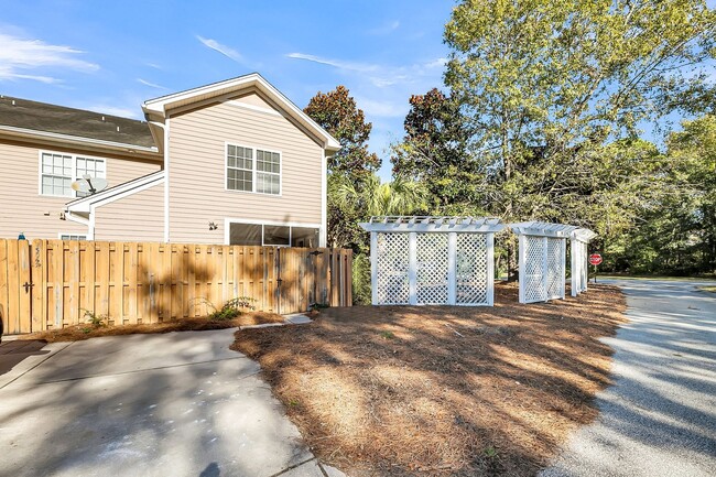 Building Photo - Whitney Lakes End Unit Townhome on Johns I...