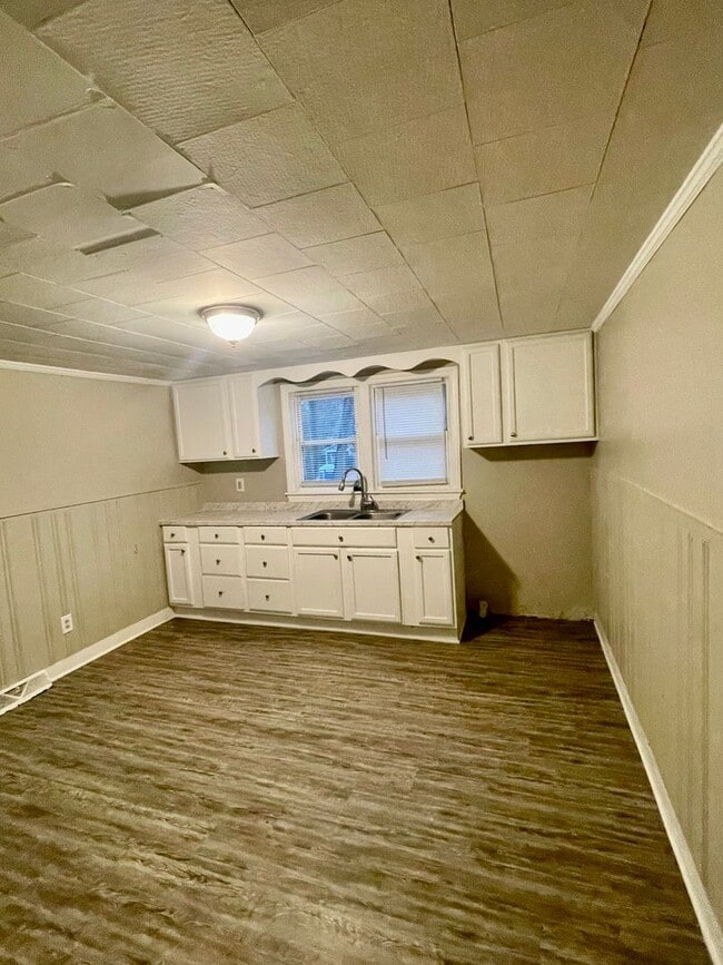 Building Photo - Welcome to this newly renovated, a charming 3-bedroom, 1-bathroom home located in the vibrant cit...