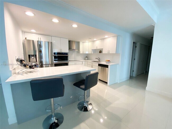 Building Photo - 5415 Collins Ave