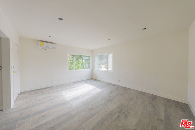 Building Photo - 10039 Haines Canyon Ave