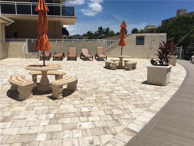 Building Photo - 1160 Hillsboro Mile