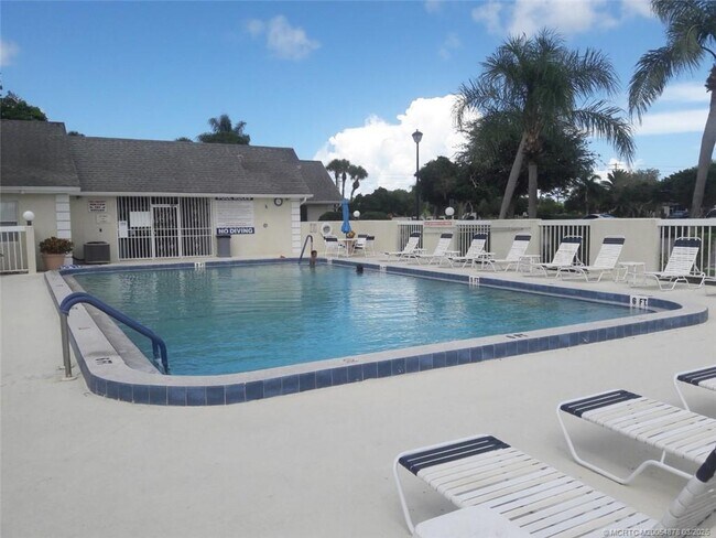 Building Photo - 1524 SE Royal Green Cir