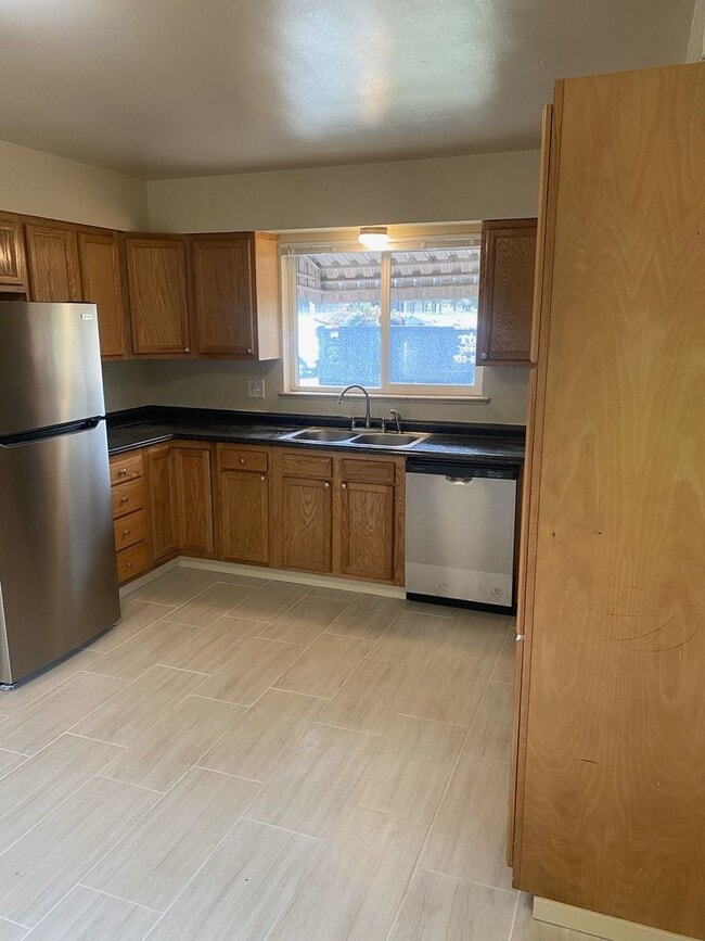 Building Photo - Fully Renovated and ***Move in Special***