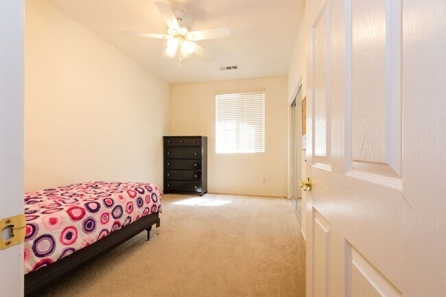 Building Photo - 4 Bed Home for Rent Palmdale CA 93551