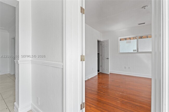 Building Photo - 580 Lee Dr