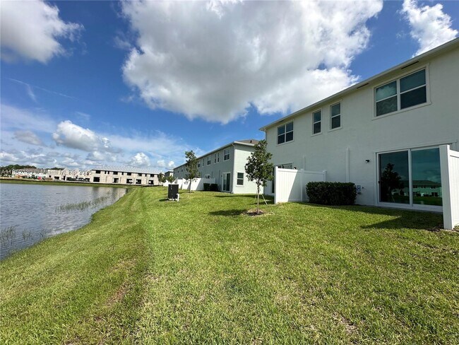 Building Photo - 402 SE Crossoak Ln