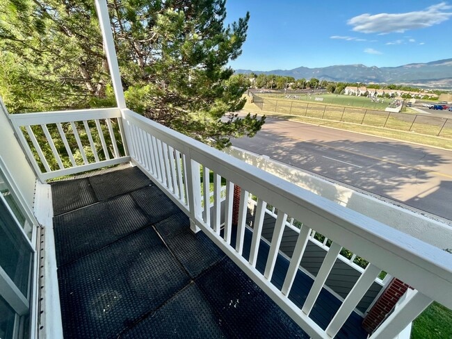 Building Photo - Cozy 2 Bedroom Townhome Nestled in Quiet Gated Community