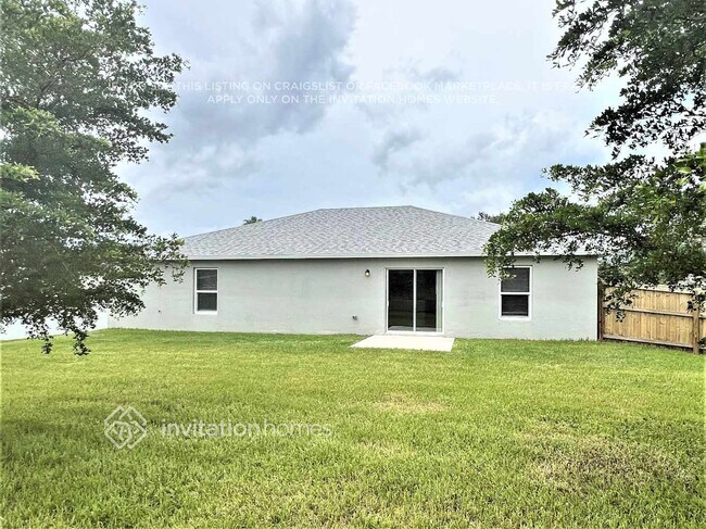 Building Photo - 832 SE Starflower Ave